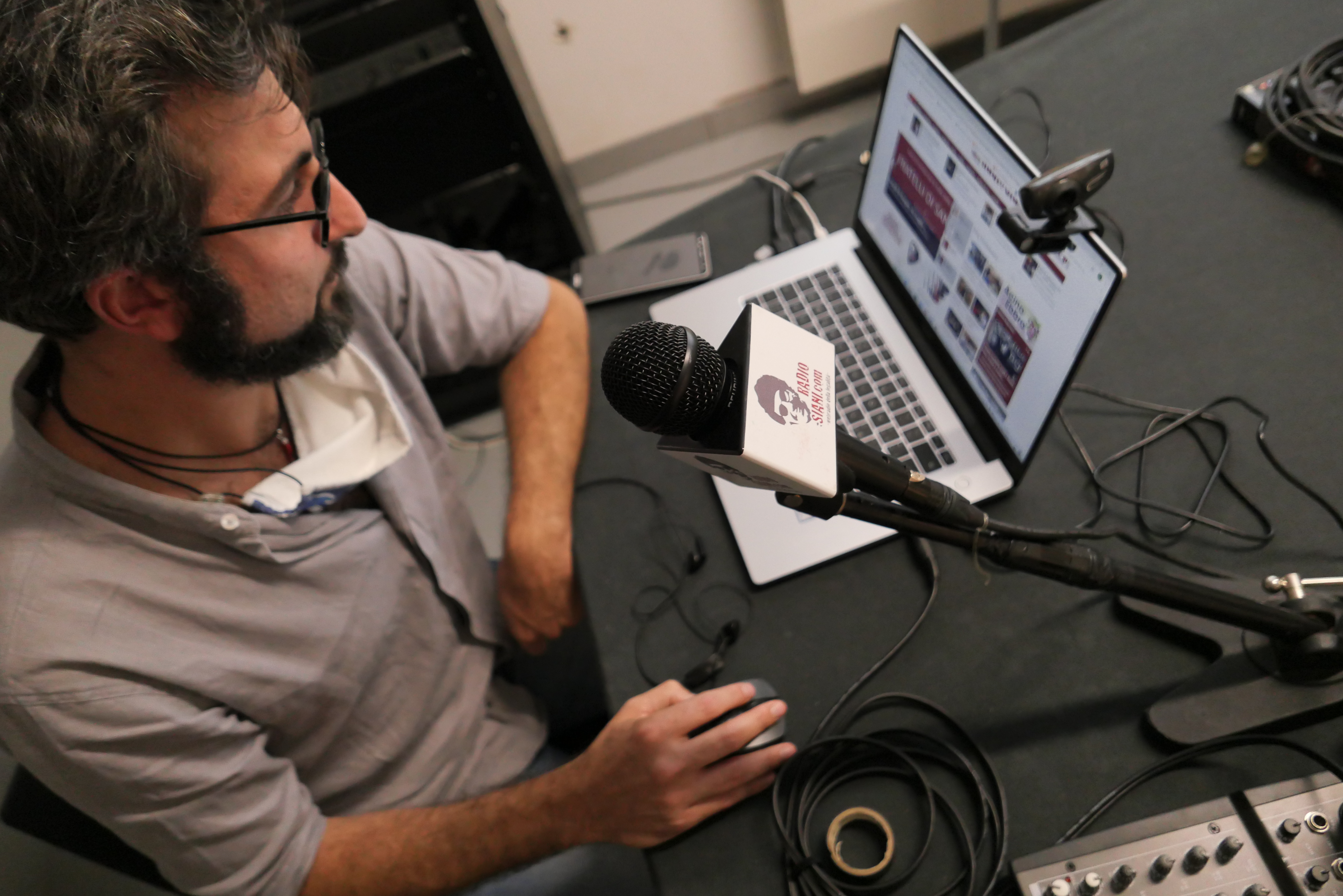 Gabriele dans le studio radio avant rénovation
