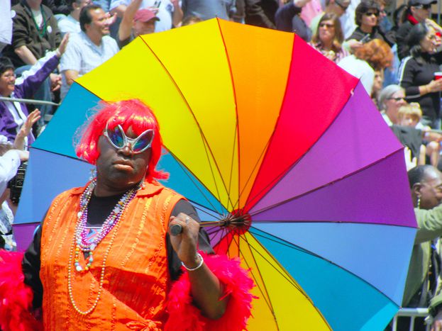 Image for Giornata mondiale contro l'omofobia: il cielo europeo si tinge di arcobaleno 