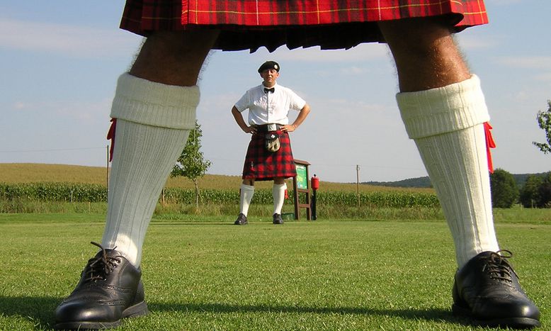 Image for German tourists in Scotland: Scotch malt at airport and haggis for breakfast