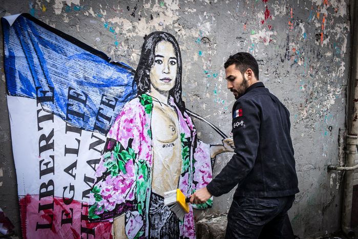 Image for Street art à Paris : voter avec du papier collé