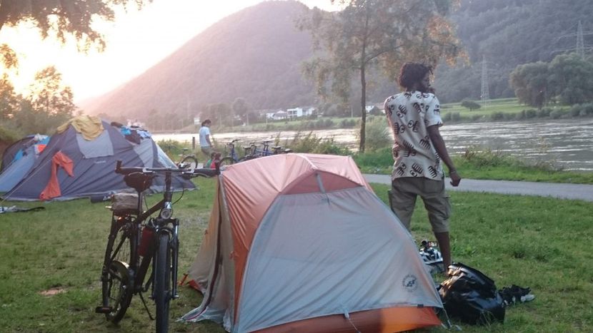 Image for [fre] Ce jeune duo de cyclistes entrepreneurs vous explique comment voyager à vélo à travers 5 pays en 15 jours