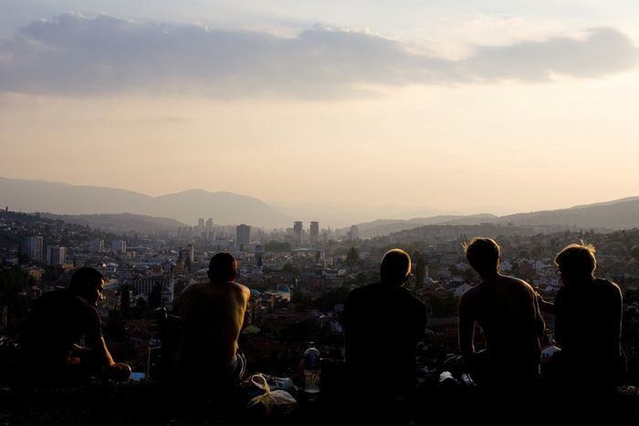 Image for Analiza Bosnia frente a un café: Psicólogos y sanadores de Sarajevo