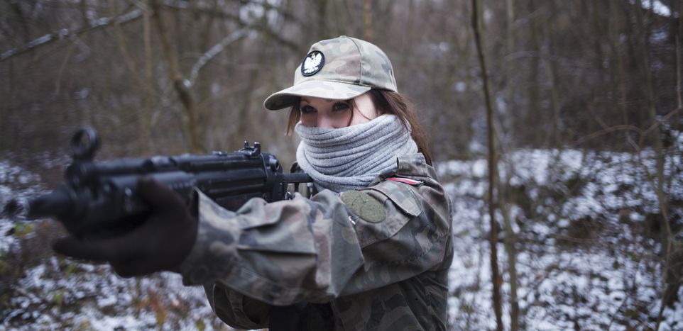 Image for Polonia: le studentesse di Cracovia a lezione di guerra