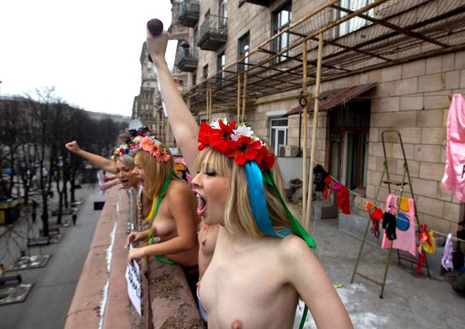 Image for Ukraine grüßt Italien: Femen-Mädels barbusig an der Front