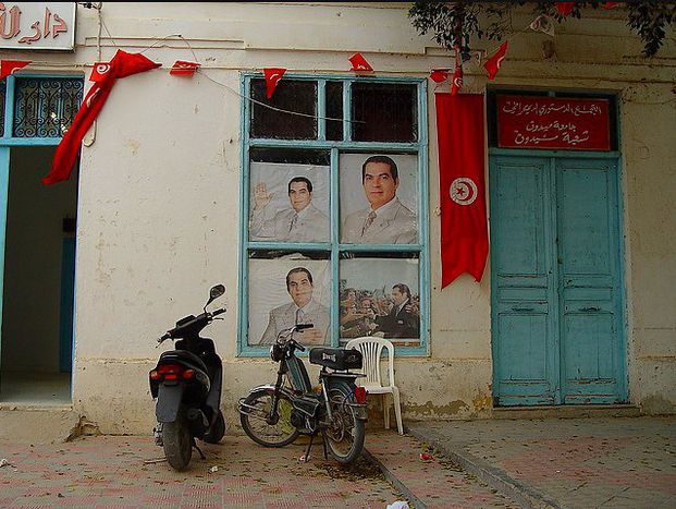 Image for Tunisie : la dictature de Ben Ali menacée par la cyberguerre