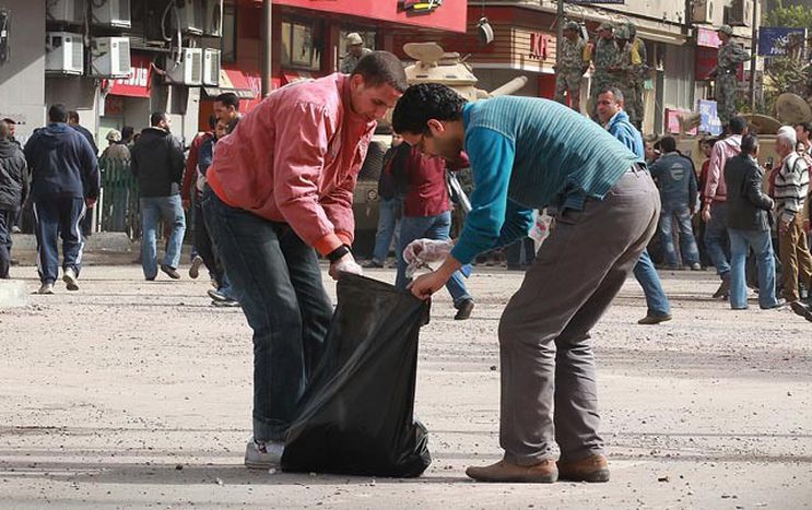 Image for Al Cairo con scopa, garze e buste della spesa: il volto civile della protesta