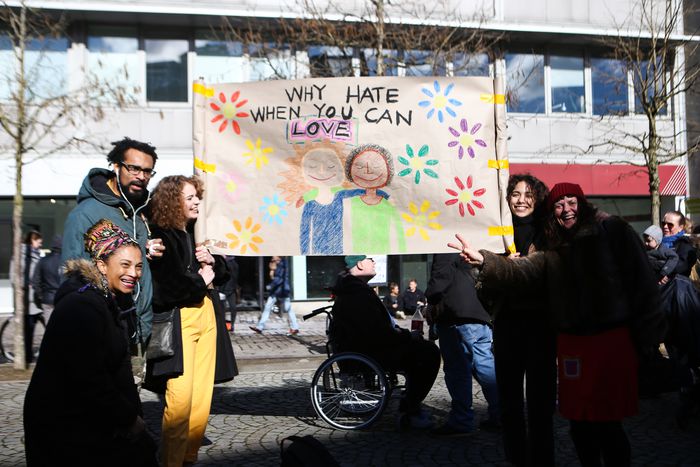 Image for Protestantes en Aarhus dan la cara contra el racismo