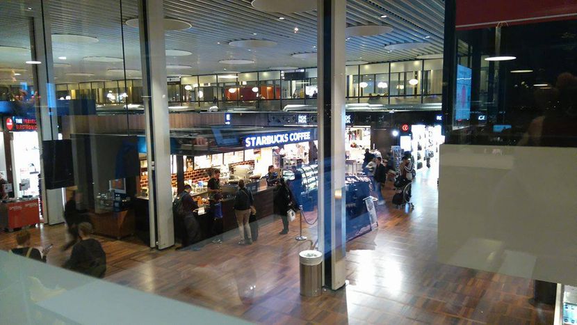 Image for Sommeil écourté et poches délestées : ma nuit à l'aéroport