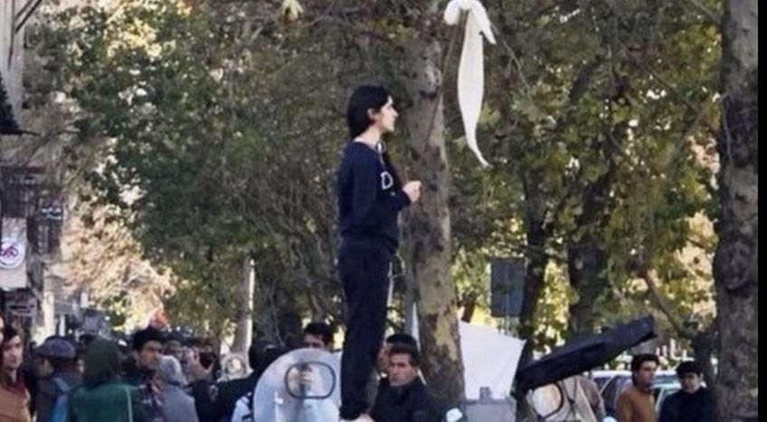 Image for Les femmes se dévoilent contre le régime en Iran