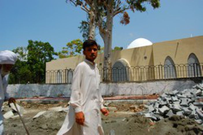Image for Pakistan : Islamabad voit rouge
