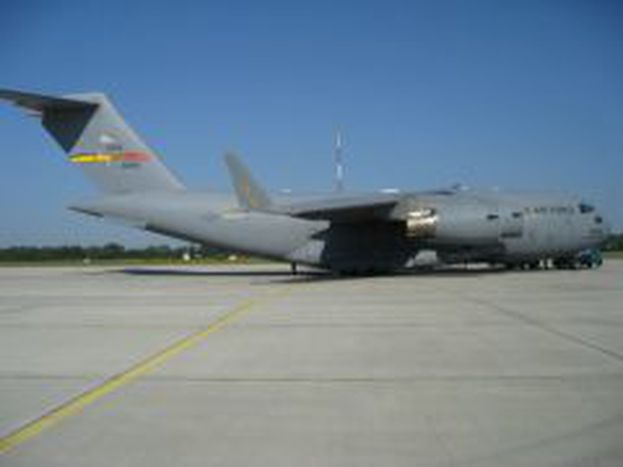 Image for U.S. C-17 military cargo plane presented in the air show