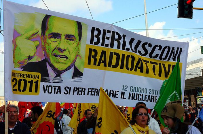 Image for ¡Ciao, Berlusconi! Italia dice no a la energía nuclear y hunde al primer ministro