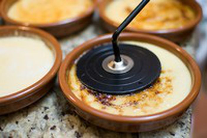 Image for Crema catalana, dolce caliente
