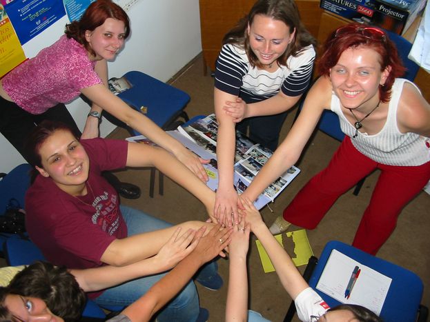 Image for Retrato continental del voluntariado, desde los hospitales de Eslovenia a las bibliotecas polacas
