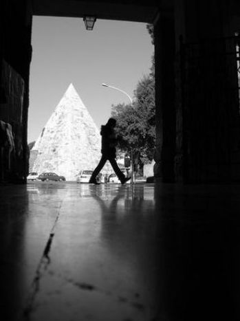 Image for Continua nelle pagine di un libro l’avventura di Akmed, il ragazzino arrivato a piedi dall’Afganistan alla Piramide Cestia