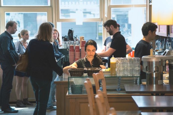 Image for Bruxelles : un café au lieu d'une carrière