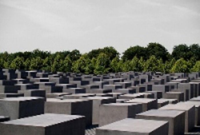 Image for Monumentos del Holocausto: Construyendo en el pasado
